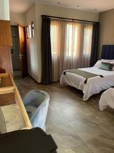 圣路易斯波托西Hotel Arista 1026的酒店客房设有两张床和浴缸。