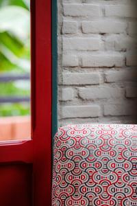 蒂拉登特斯Casa charmosa e espaçosa的红色的门,上面有图案的桌子