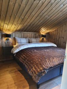 伯New cabin at Lifjell perfectly located for hiking with sauna and ski-in/ski-out的木天花板的客房内的一张床位