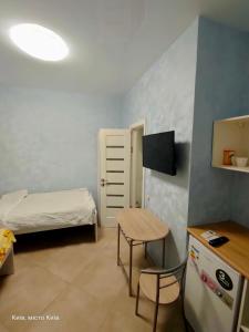 基辅Mini-otel on Harkivske shose的小房间设有小桌子和床