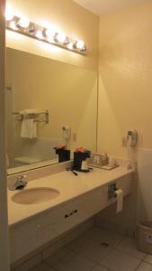 休斯顿休斯顿FM1960美洲最佳套房酒店的一间带水槽和大镜子的浴室
