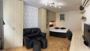 卢布尔雅那Luxury Studio Apartments的客厅配有椅子和床