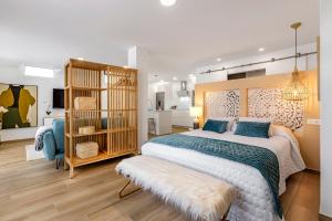 蒂纳霍La Malvasía的一间卧室配有一张带蓝色毯子的大床