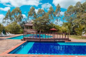 MasindiKabalega Resort - Masindi的毗邻度假酒店的带凉亭的游泳池