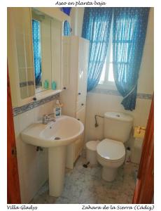 扎哈拉CASA GLADYS的一间带水槽、卫生间和镜子的浴室
