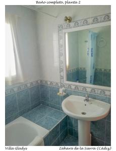 扎哈拉CASA GLADYS的浴室配有盥洗盆、镜子和浴缸