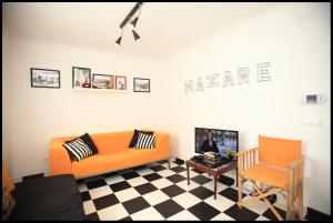 纳扎雷Casa do Joaquim da Praia的客厅配有橙色家具和 ⁇ 格地板
