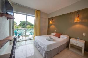 切图马尔Caribe Princess的酒店客房设有一张床和一个阳台。