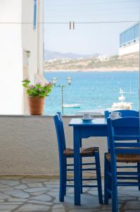 艾丽奇Helen's Minimal Studios & Apartments的蓝色的桌椅,享有海景