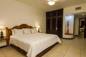 Chulamar太阳城太平洋酒店的卧室配有一张白色大床