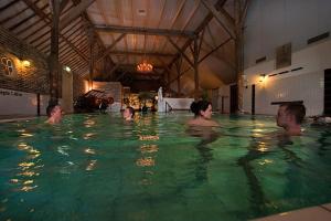 Wellness Sauna Beauty Farm Midwolda内部或周边的泳池