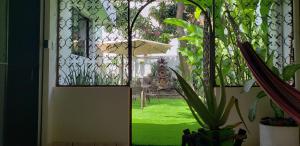 圣萨尔瓦多Green life的通往带绿色草坪的庭院的门