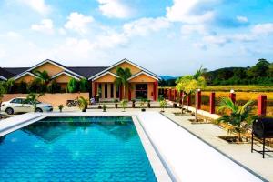 珍南海滩Nahdhoh Langkawi Resort的房屋前有游泳池的房子