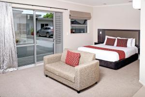 卡塔尼37号陆地汽车旅馆的一间卧室配有一张床、一把椅子和一张床