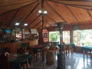 圣赫拉多德多塔Las Cataratas Lodge的餐厅设有木制天花板和桌椅