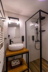 Dolno DupeniVilla Prespa的浴室设有白色水槽和镜子