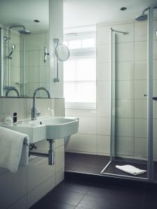 比勒费尔德施里克特霍夫酒店有限公司的一间带水槽和淋浴的浴室