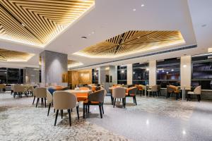 西安西安高新科技路智选假日酒店的用餐室设有桌椅和窗户。