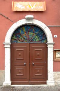 阿拉艾维鲁泰酒店的棕色的门,上面有彩色玻璃窗