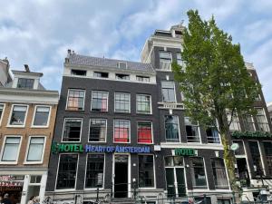 阿姆斯特丹Heart of Amsterdam Hotel的城市街道上的建筑物