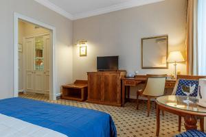 基辅纳兹安娜尼酒店的酒店客房设有一间带一张床和一张书桌的卧室