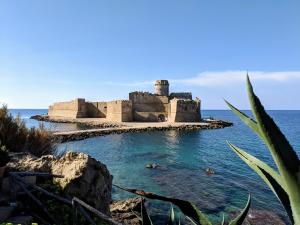 Torre RitaniOstello Bella Calabria的海洋上的城堡