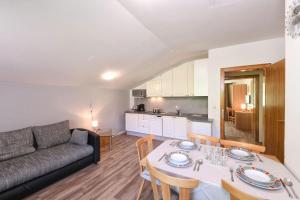 塞纳莱斯Texel Apartments的客厅配有桌子和沙发