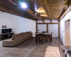 那不勒斯Casa Calu'的客厅配有沙发和桌子