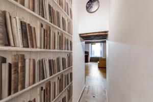 那不勒斯Casa Calu'的走廊上设有一堵书墙