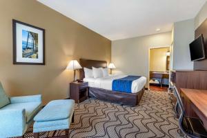 圣安娜Comfort Inn & Suites Orange County John Wayne Airport的配有一张床和一台平面电视的酒店客房