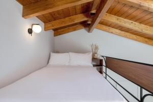 约阿尼纳NAIADES the residence ioannina castle的一间带木制天花板和床的小卧室