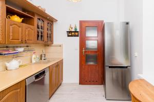 格但斯克Na Lendziona的厨房配有不锈钢冰箱和木制橱柜