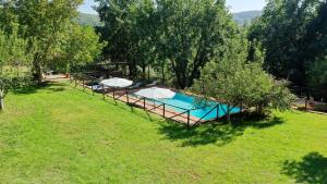 索维奇勒Podere Casetta Entire Property的草地上游泳池的顶部景色