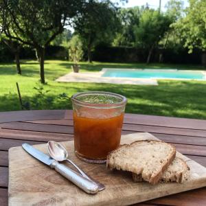 Cinq-Mars-la-PileLes Hauts de Grillemont的木桌边的一杯茶和三明治