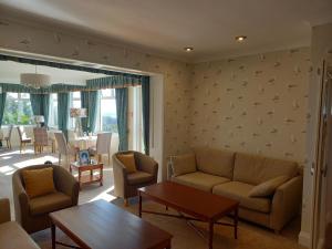 法尔茅斯特雷拉瓦酒店的客厅配有沙发、椅子和桌子