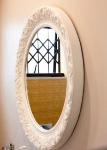 阿曼济姆托蒂Precious Paradise Villa的墙上的白色镜子,窗户