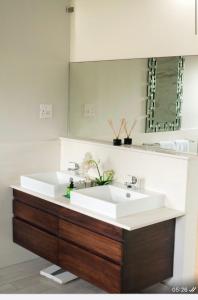 阿曼济姆托蒂Precious Paradise Villa的浴室设有白色水槽和镜子