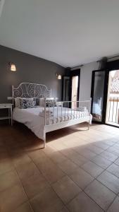 卡塞雷斯Apartamentos Turísticos ENCANTO的卧室配有白色的床
