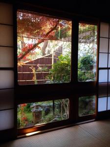 京都万治郎日式旅馆的窗外的花园美景