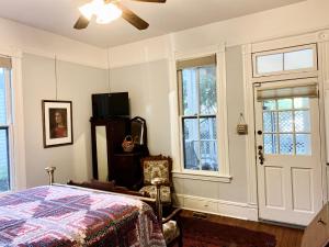 圣安东尼奥Brackenridge House Bed and Breakfast的一间卧室设有床、窗户和吊扇