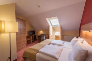 安达赫治慕尼黑翁特哈井假日酒店的一间卧室设有一张大床和一个窗户。