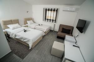 弗拉涅Prenociste ADRIA的酒店客房设有两张床和电视。