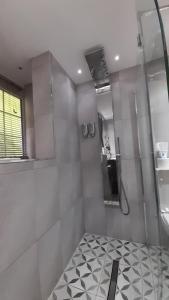 贝图瑟科伊德泰·格温酒店的带淋浴的浴室以及黑白地板。