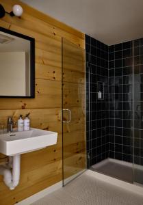Tälta Lodge, a Bluebird by Lark的一间浴室