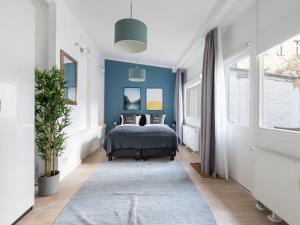 柏林limehome Berlin Neue Straße的一间卧室设有一张床和蓝色的墙壁
