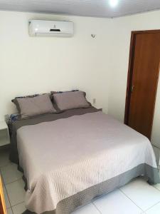 路易斯科雷亚ChaleVille coqueiro - Chalé 2101的白色客房内的一张床位,配有白色的四柱床