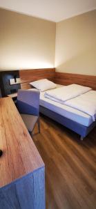 埃森Atelier Hotel Essen-City的一间卧室设有两张床,铺有木地板