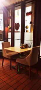埃森Atelier Hotel Essen-City的一张木桌和椅子