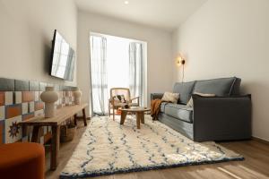 马拉加Attic Oasis的带沙发和地毯的客厅