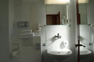 布拉格Unitas Residence的白色的浴室设有水槽和镜子